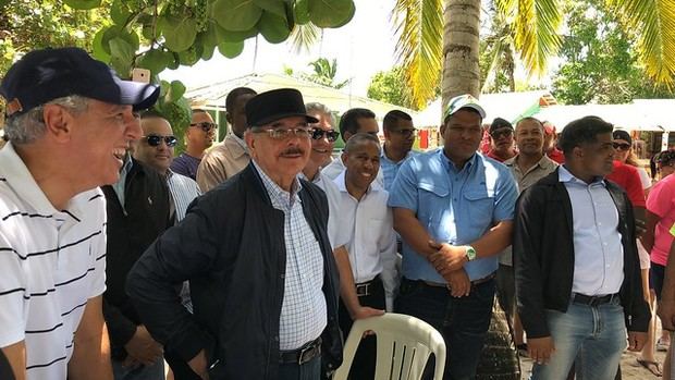 En amplio recorrido por Isla Saona y Bayahibe, Danilo Medina escucha y atiende necesidades de autoridades y habitantes.