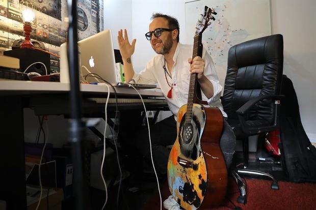 El cantante colombiano César López participa hoy, en el concierto virtual 'Un canto por Colombia Hasta que amemos la vida' desde su estudio, en Bogotá, Colombia.