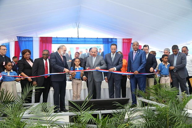 Danilo Medina inaugura escuela en Los Alcarrizos.