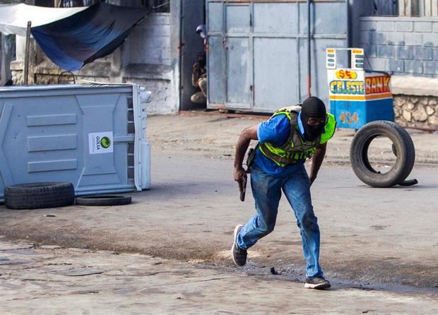 Al menos un militar haitiano murió y otro resultó herido de bala este domingo en tiroteos contra hombres encapuchados, supuestamente policías, en el centro de Puerto Príncipe, en las proximidades del Palacio Presidencial, en Puerto Príncipe (Haití).