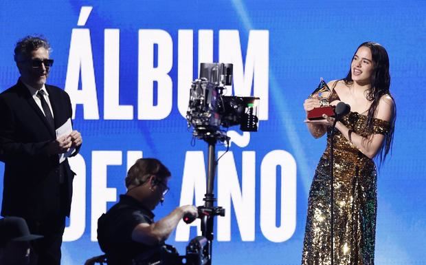 Rosalía reacciona al aceptar su premio a Álbum del Año durante la 23ª Entrega Anual de los Premios Grammy Latinos en el Michelob Ultra Arena del Mandalay Bay de Las Vegas, Nevada, EE.UU.