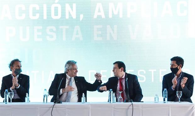 Fotografía cedida por la Presidencia de la Nación Argentina que muestra al mandatario Alberto Fernández, mientras saluda al gobernador de Santiago del Estero, Gerardo Zamora, durante una visita presidencial a las provincias de Tucumán y Santiago del Estero Argentina.