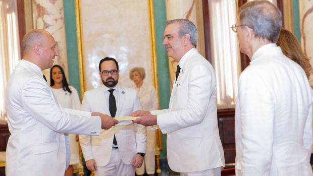 Presidente Abinader recibe cartas credenciales de siete nuevos embajadores.