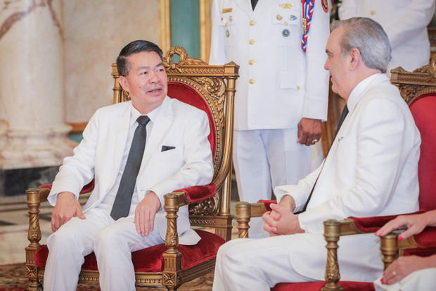 Le Thanh Tung junto al Presidente Luis Abinader.