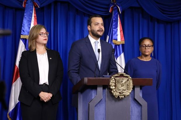 Rueda de prensa encabezada por el director ejecutivo del Consejo Nacional de Competitividad, Rafael Paz, en el Salón Orlando Martínez del Palacio Nacional.