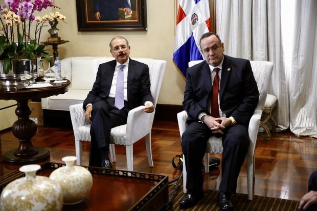 El presidente Danilo Medina acompañado de Alejandro Giammattei, presidente electo de la República de Guatemala (2020-2024), en el Salón Privado del Palacio Nacional.
