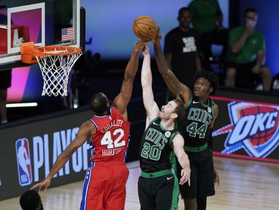 Horford inicia partido en derrota de Sixers frente a los Celtics.