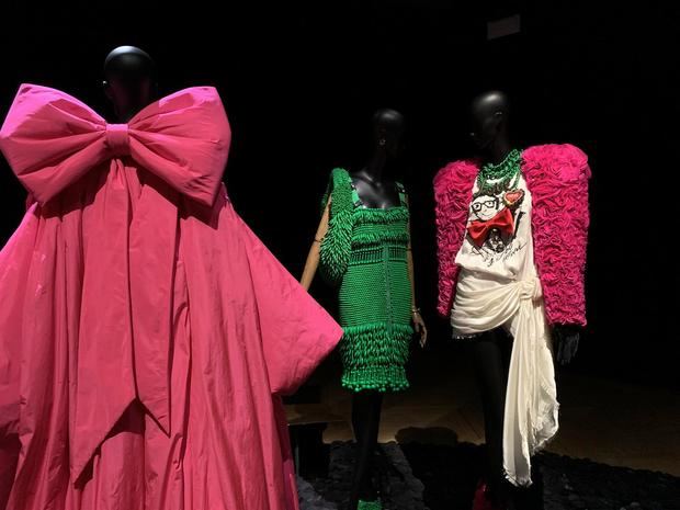 París recuerda al diseñador Alber Elbaz con 46 vestidos de homenaje.