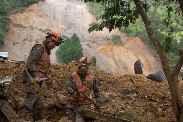 Socorristas buscan el 7 de noviembre de 2020 un camino desde San Cristóbal Verapaz para llegar a la aldea Quejá, tras alúd provocado por el paso de la tormenta Eta, en San Cristóbal Verapaz, Guatemala.