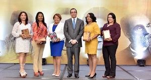 Educación condecora y premia a maestras 