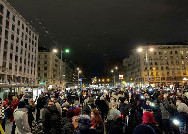 Unas 30.000 personas conmemoraron este domingo en Viena a las casi 13.500 víctimas que ha se ha cobrado en Austria el coronavirus desde el inicio de la pandemia en marzo de 2020.