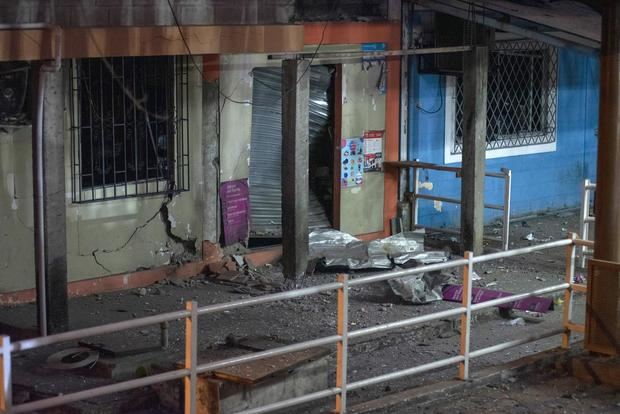 Vista de los destrozos ocasionados por una bomba en las inmediaciones de la Alcaldía de Durán, tras una oleada de violencia hoy en Duran, Ecuador.