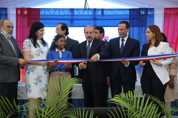 El presidente Danilo Medina corta la cinta para dejar inaugurados de manera simultánea los nuevos centros educativos en el municipio Santo Domingo Este.