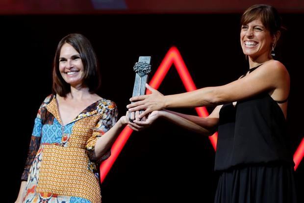 Las productoras Lina Badenes (d) y Cristina Zumárraga recogen la Biznaga de Plata premio Especial del Jurado por la película 'La boda de Rosa', de la cineasta Iciar Bollaín, que no ha podido estar presente en la recogida del galardón, durante la gala de clausura en el XXIII Festival de Cine de Málaga.