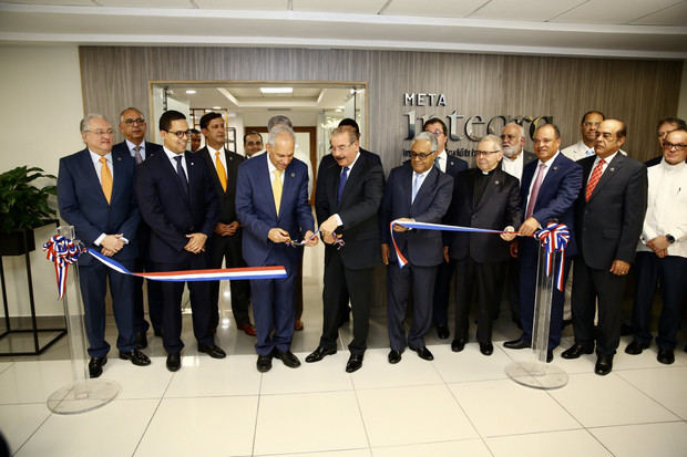 Danilo Medina asiste a puesta en marcha Instituto Bariátrico y Digestivo y primer palazo torre-hotel HOMS de Santiago.