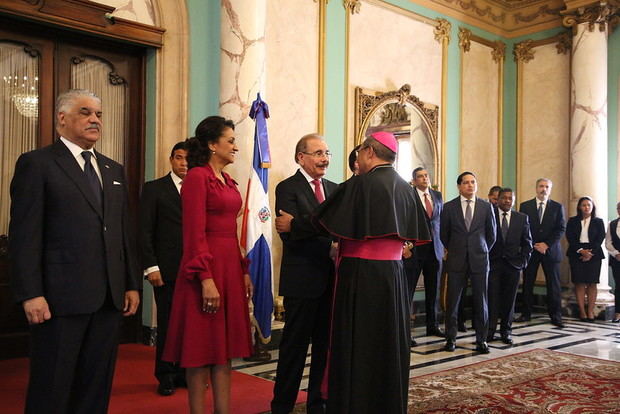 Monseñor Ramón Benito Ángeles junto a Danilo Medina y la primera dama.