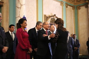 Embajadora de Estados Unidos en el país, Robin Bernstein  saluda a Danilo Medina y la primera dama.