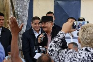 Danilo Medina dispone donación de equipos a pescadores La Romana