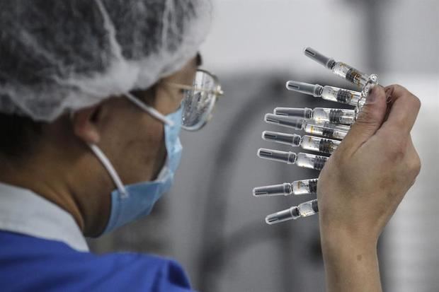 Casi 1 millón de personas ha recibido la vacuna en China, según farmacéutica.