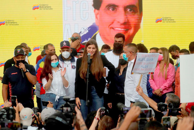 Camila Fabbri, esposa de Alex Saab, fue registrada este domingo, durante una concentración de apoyo al empresario colombo-venezolano, en Caracas, Venezuela.