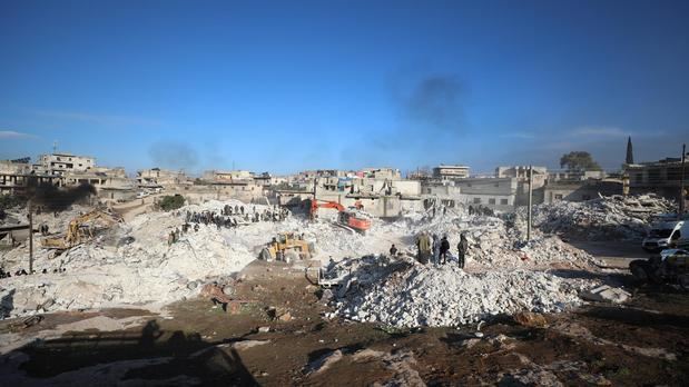 Rescatistas trabajan tras los estragos del terremoto en Idlib, Syria.