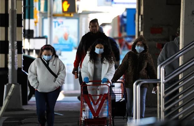 Nueva York obligará a cubrirse nariz y boca en público para limitar los contagios