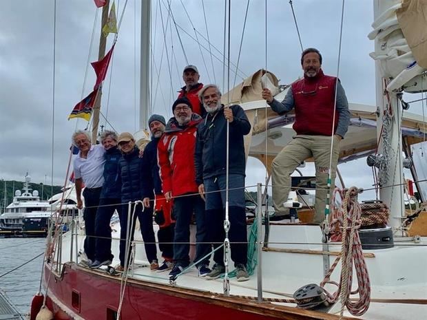 Fotografía cedida por Embarcación Pros de la tripulación de la embarcación 'Pros', de izquierda a derecha: José Solá, Maite Larrauri, África Herrera, Javier García, Juan Manuel Eguiagaray, Diego Fernández y Alberto Morillo, y detrás el capitán Fernando Fernández, este miércoles, atracando en Puerto Montt (Chile). 