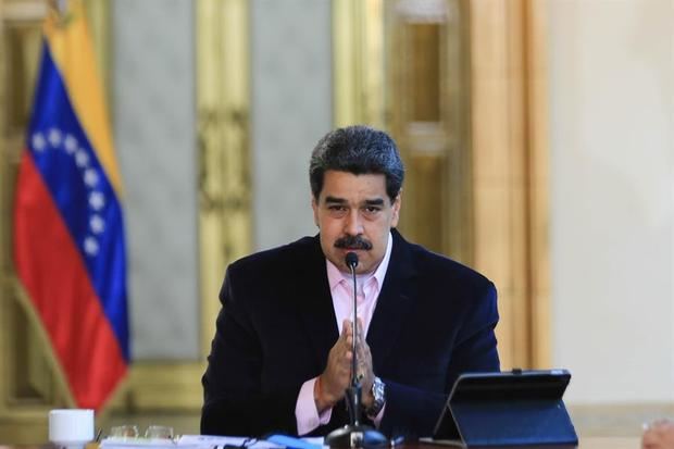 Fotografía cedida por prensa Miraflores que muestra al presidente de Venezuela, Nicolás Maduro, mientras interviene durante la reunión Comisión Presidencial para la prevención del Covid-19, este jueves, en el Palacio de Miraflores en Caracas, Venezuela.