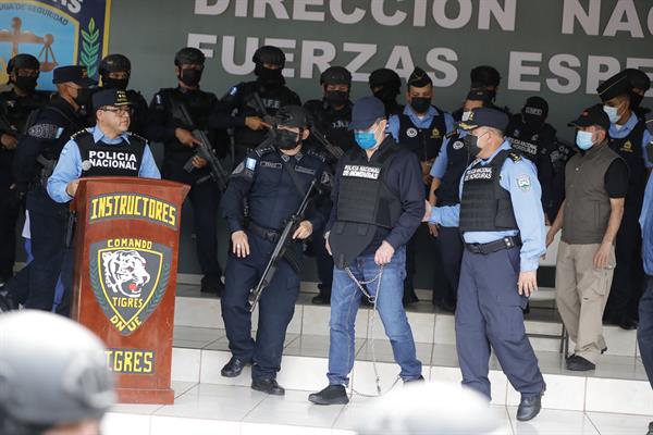 El expresidente hondureño Juan Orlando Hernández (c) fue registrado este martes al ser presentado, por agentes de policía, tras ser capturado luego de que EE.UU. lo solicitara con fines de extradición, por narcotráfico y otros delitos, en Tegucigalpa (Honduras). 