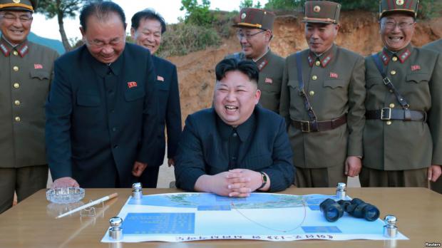 Kim Jong-un examina los planes del bombardeo de las inmediaciones de Guam