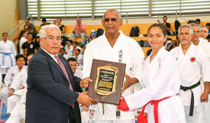 Reconocimiento al ex atleta Antonio Cruz, entregan, José Luís Ramírez, y Scarlet Yamilex.