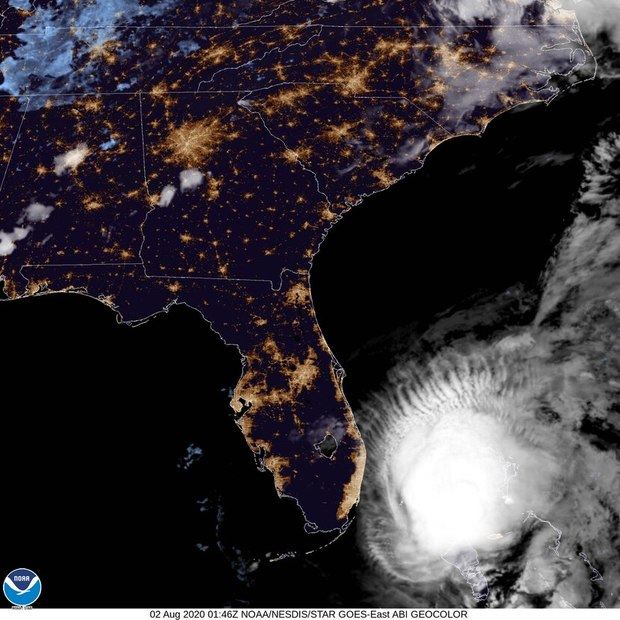 Isaías podría tocar tierra como huracán esta noche.