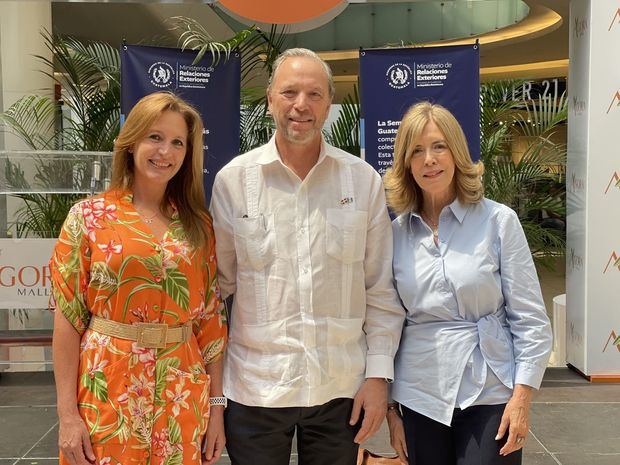 Embajador de Guatemala Javier Antonio Zepeda, Esposa del Embajador Claudia Batres, Queti de León.