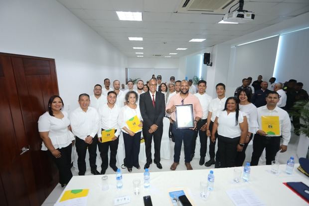 Estudiantes recibiendo sus diplomas del Diplomado en Turismo Cultural y
Religioso en La Vega.