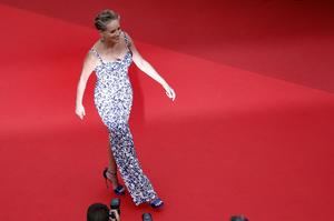 Golpe de efecto de Sharon Stone en la alfombra roja de Cannes