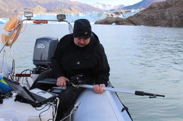 Fotografía cedida por la Universidad de Chile que muestra a un científico mientras trabaja en el lugar en el que se encuentra el que podría ser el lago más profundo del continente americano, en la Patagonia Austral, Chile.