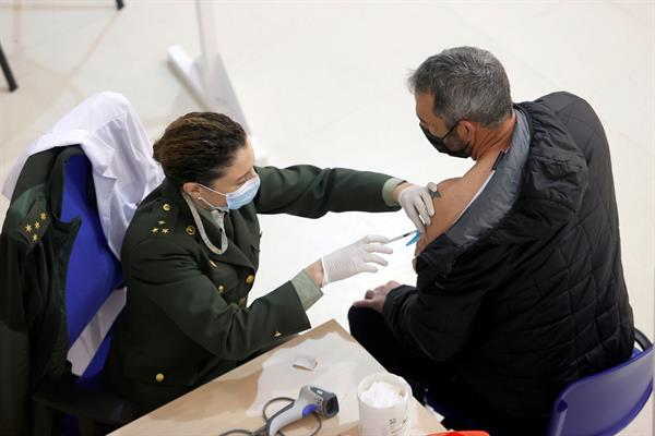 Una sanitaria militar vacuna a un ciudadano contra el covid-19 en el recinto ferial de Punta Arnela de Ferrol, este viernes. 