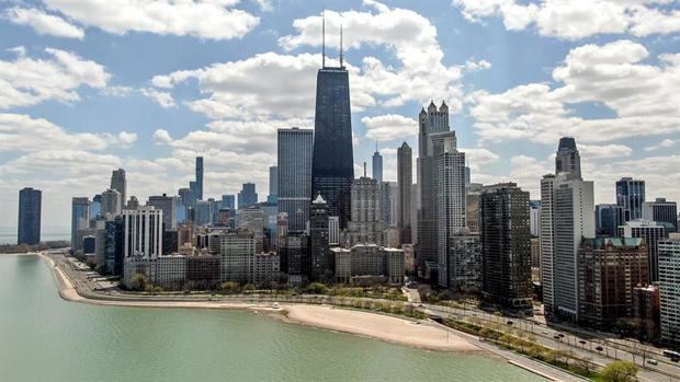 Una foto aérea hecha con un dron muestra el lago Michigan a lo largo de Lake Shore Drive en Chicago, Illinois, EE. UU.