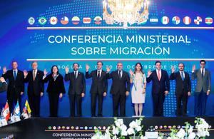 Fotografía cedida por la presidencia de Colombia que muestra al mandatario Iván Duque (c) mientras saluda en la foto oficial junto al secretario de Estado de EE.UU., Antony Blinken (5-i) hoy, en Bogotá, Colombia.