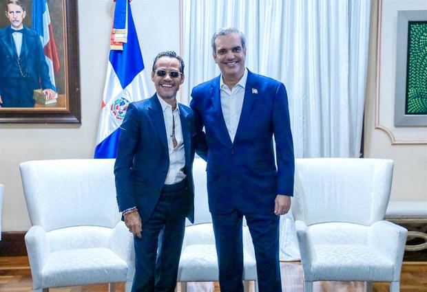 Fotografía cedida por la presidencia de República Dominicana del cantante puertorriqueño Marc Anthony (izq.) durante su visita al presidente dominicano, Luis Abinader, para explorar posibilidades de inversión para 'ayudar a la gente' en la región del Caribe, hoy en Santo Domingo (República Dominicana). 