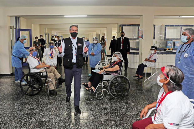 Fotografía cedida este martes por la presidencia de Perú en la que se registró al mandatario Francisco Sagasti (c), al visitar el Hogar Canevaro de adultos mayores para verificar el proceso de vacunación contra la covid-19, en Lima, Perú.