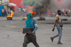 Imagen de archivo de un hombre que participa en una protesta en Puerto Príncipe, Haití.