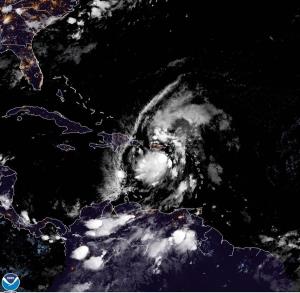 Fotografía cedida por la Administración Nacional Oceánica y Atmosférica (NOAA) de Estados Unidos por vía del Centro Nacional de Huracanes (NHC) donde se muestra la localización de la tormenta tropical Isaías.