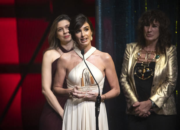 La actriz española Paz Vega (c) recibe hoy un reconocimiento durante la ceremonia inaugural de la XV edición del Festival de Cine Global de Santo Domingo, FCGSD.