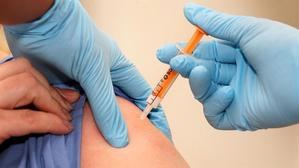 Reino Unido podrá implementar una vacuna contra la Covid-19 a mediados de 2021