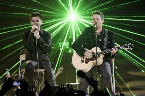 En el mundo hispano Juanes y Alejandro Sanz fueron los primeros en acudir a las redes sociales a ofrecer al público un escape ante las crecientes medidas a favor del llamado aislamiento social.