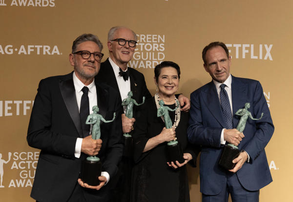 Fotografía de archivo, tomada el pasado 23 de febrero, en la que aparecen los actores Sergio Castellitto (i), John Lithgow (2i), Isabella Rossellini (2d) y Ralph Fiennes (d), ganadores del premio a la Mejor Interpretación de un Elenco en una Película por 'Conclave' en la edición 31 de los Screen Actors Guild Awards, en Los Ángeles (CA, EE.UU.). 
