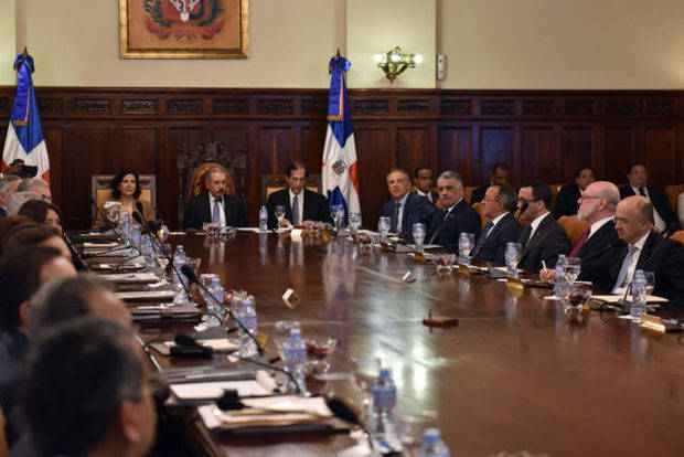 Funcionarios reunidos con el presidente de la República, Danilo Medina. 