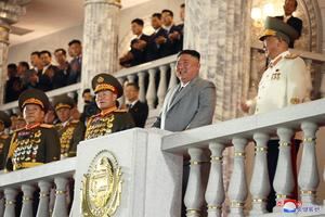 Kim Jong-un preside una reunión militar en un momento de creciente tensión