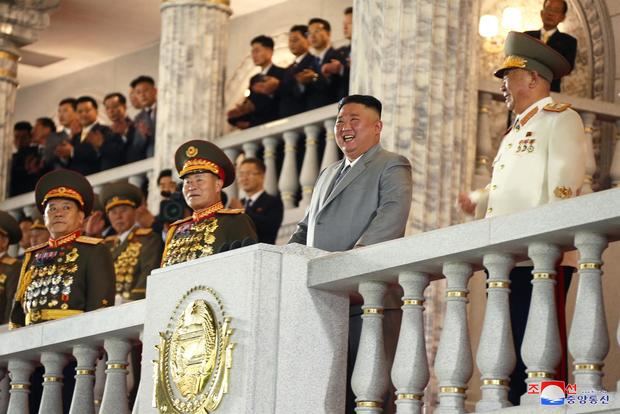 Foto publicada por la Agencia Central de Noticias de Corea del Norte (KCNA) que muestra al líder norcoreano Kim Jong-un (2-d) durante un desfile militar con motivo del 75 aniversario de la fundación del Partido de los Trabajadores de Corea, en Pyongyang, Corea del Norte.
